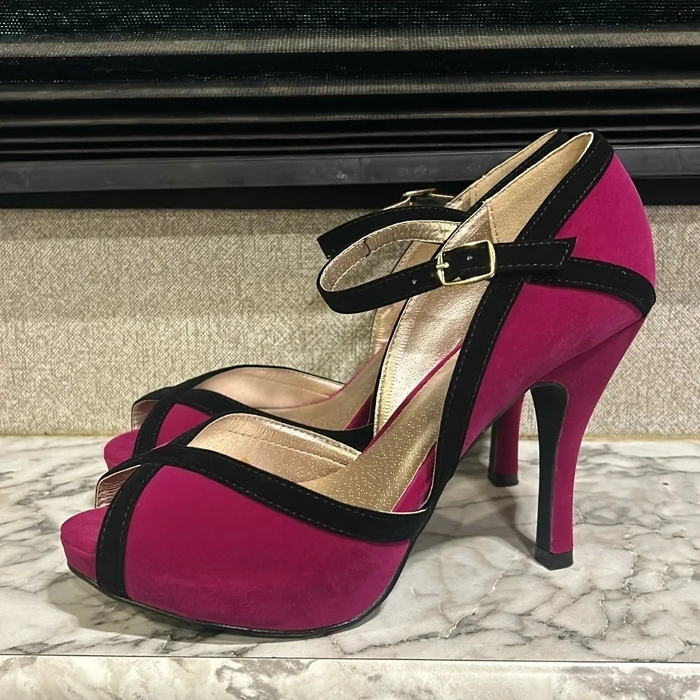 Qupid Trench 49 Women’s Berry Velvet Velour Open Toe Ankle Strap Heels 6.5 NIB‎